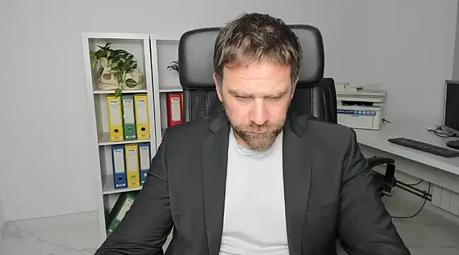 Snapshot of John-E-Dough chatting on 12/19/24, 04:13 John-E-Dough online show from 12/19/24, 04:13