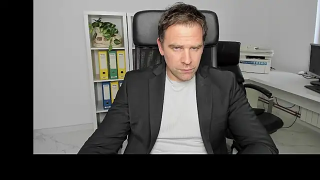 Snapshot of John-E-Dough chatting on 12/21/24, 01:42 John-E-Dough online show from 12/21/24, 01:42