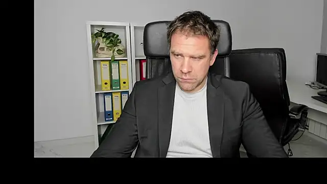 Snapshot of John-E-Dough chatting on 12/22/24, 04:06 John-E-Dough online show from 12/22/24, 04:06