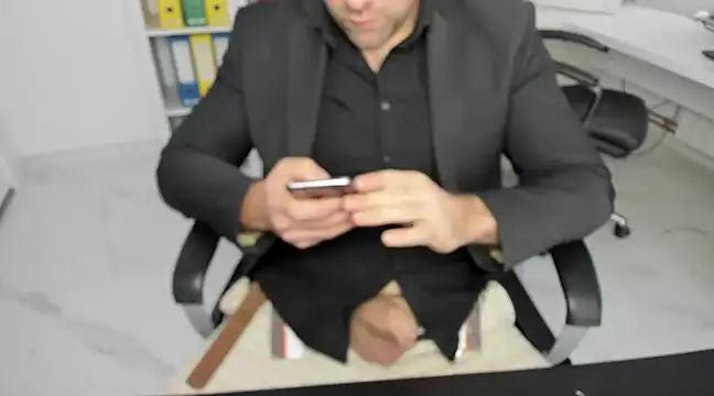 Snapshot of John-E-Dough chatting on 12/25/24, 08:40 John-E-Dough online show from 12/25/24, 08:40