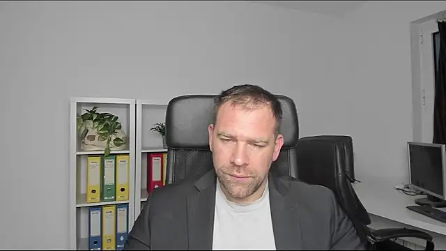 Snapshot of John-E-Dough chatting on 12/27/24, 05:52 John-E-Dough online show from 12/27/24, 05:52