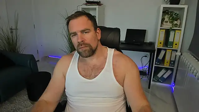 Snapshot of John-E-Dough chatting on 11/25/25, 08:58 John-E-Dough online show from 11/25/25, 08:58