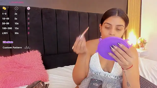 sweetsofia18 online show from 12/13/25, 10:15