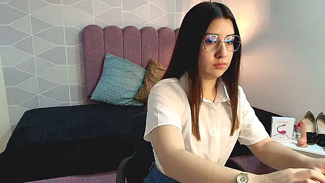 Snapshot of Aly_Cute_ chatting on 12/02/24, 12:07 Aly Cute online show from 12/02/24, 12:07