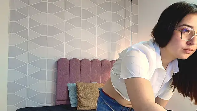 Snapshot of Aly_Cute_ chatting on 12/02/24, 03:25 Aly Cute online show from 12/02/24, 03:25