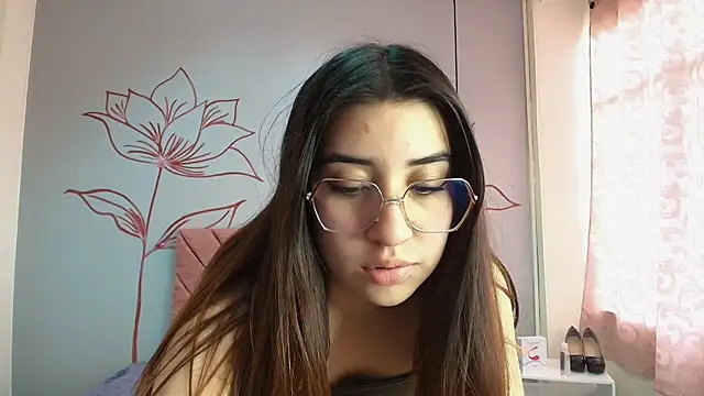 Snapshot of Aly_Cute_ chatting on 12/12/24, 06:31 Aly Cute online show from 12/12/24, 06:31