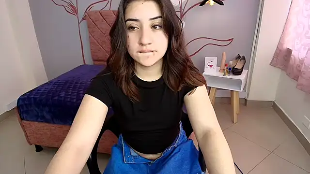 Snapshot of Aly_Cute_ chatting on 01/18/25, 06:10 Aly Cute online show from 01/18/25, 06:10