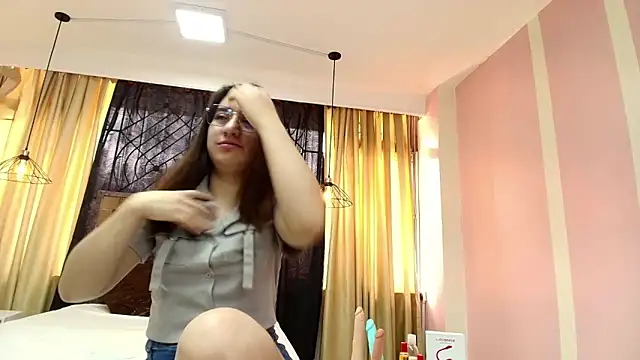 Snapshot of Aly_Cute_ chatting on 03/19/25, 02:35 Aly Cute online show from 03/19/25, 02:35