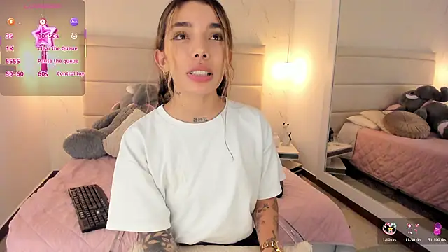 Snapshot of Mollymoon1 chatting on 11/14/25, 08:51 Mollymoon1 online show from 11/14/25, 08:51