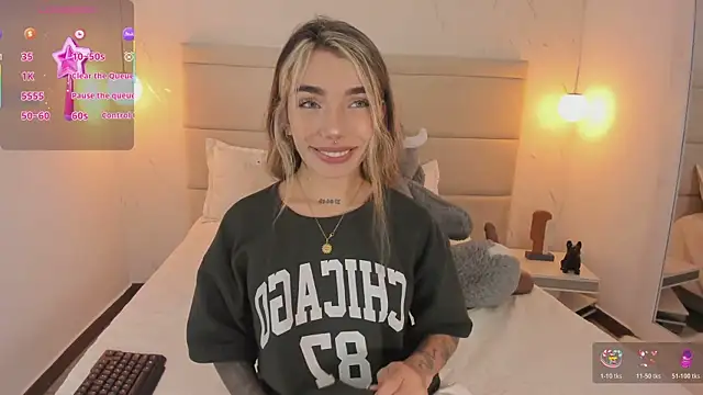 Snapshot of Mollymoon1 chatting on 11/28/25, 08:22 Mollymoon1 online show from 11/28/25, 08:22