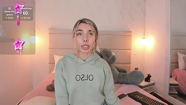 Snapshot of Mollymoon1 chatting on 12/01/25, 08:14 Mollymoon1 online show from 12/01/25, 08:14