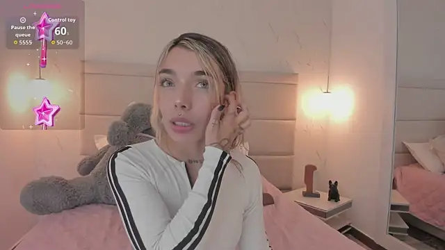 Snapshot of Mollymoon1 chatting on 12/02/25, 09:10 Mollymoon1 online show from 12/02/25, 09:10