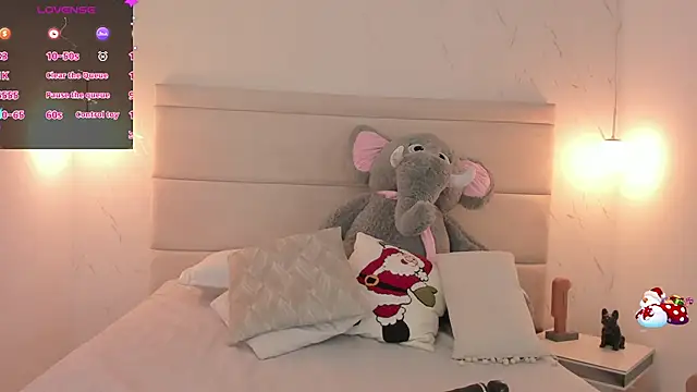 Snapshot of Mollymoon1 chatting on 12/20/25, 05:20 Mollymoon1 online show from 12/20/25, 05:20