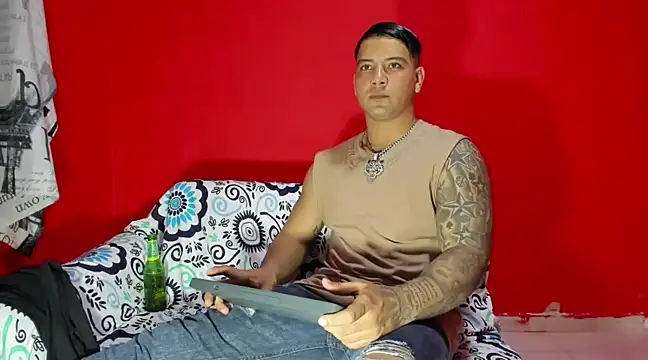 Snapshot of paul_luis chatting on 02/21/25, 02:28 paul luis online show from 02/21/25, 02:28