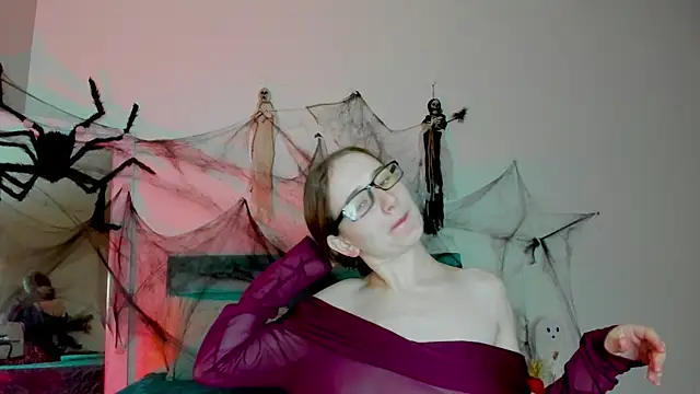 Snapshot of L1ittle_kitty_ chatting on 10/25/25, 05:37 L1ittle kitty online show from 10/25/25, 05:37