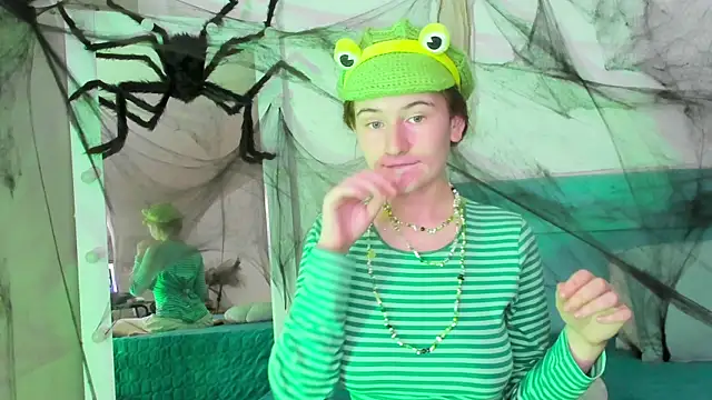 Snapshot of L1ittle_kitty_ chatting on 10/26/25, 06:30 L1ittle kitty online show from 10/26/25, 06:30