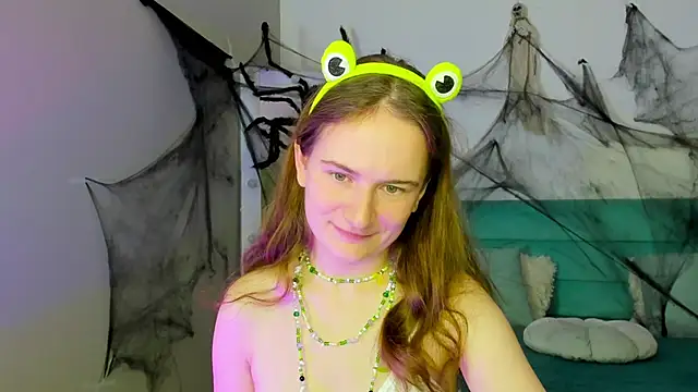 Snapshot of L1ittle_kitty_ chatting on 10/27/25, 06:39 L1ittle kitty online show from 10/27/25, 06:39