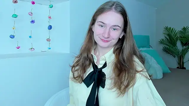 Snapshot of L1ittle_kitty_ chatting on 11/19/25, 06:35 L1ittle kitty online show from 11/19/25, 06:35