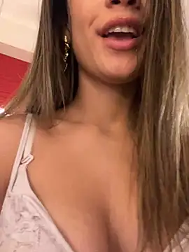 Snapshot of Alisha-Bond chatting on 03/08/25, 03:06 Alisha-Bond online show from 03/08/25, 03:06