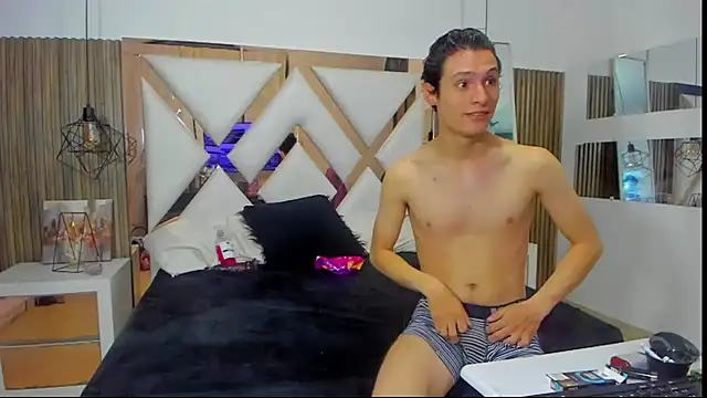 Snapshot of LIZandDante chatting on 01/02/25, 10:33 LIZandDante online show from 01/02/25, 10:33