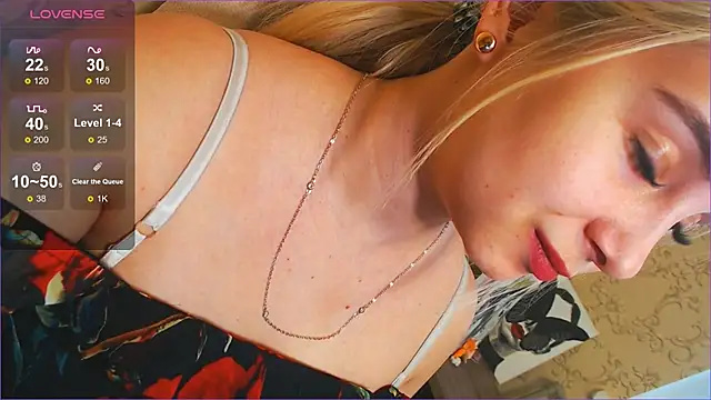 Snapshot of DolphinDreams chatting on 03/17/25, 01:18 DolphinDreams online show from 03/17/25, 01:18