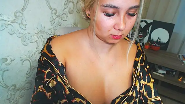 Snapshot of DolphinDreams chatting on 11/12/25, 12:38 DolphinDreams online show from 11/12/25, 12:38