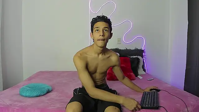 Snapshot of evanscollins chatting on 12/01/24, 09:04 evanscollins online show from 12/01/24, 09:04