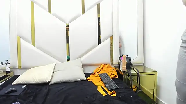 Criistaal  online show from 12/26/24, 07:24