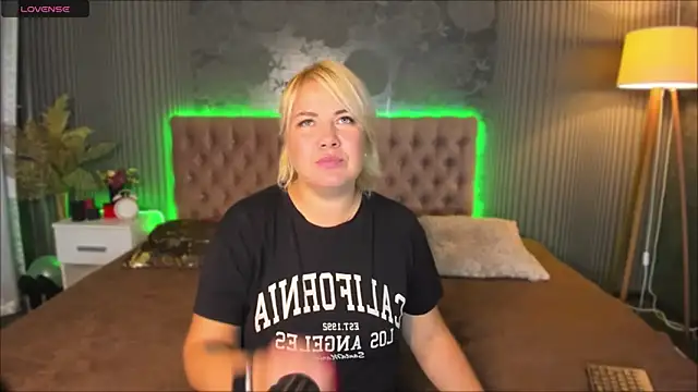 Snapshot of CurlyDreams chatting on 09/24/25, 11:57 CurlyDreams online show from 09/24/25, 11:57