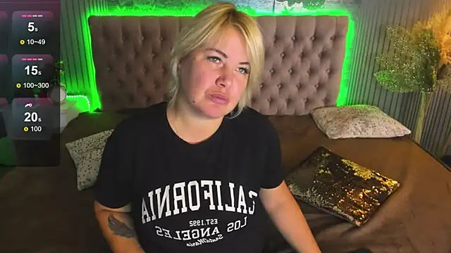 Snapshot of CurlyDreams chatting on 10/02/25, 05:25 CurlyDreams online show from 10/02/25, 05:25