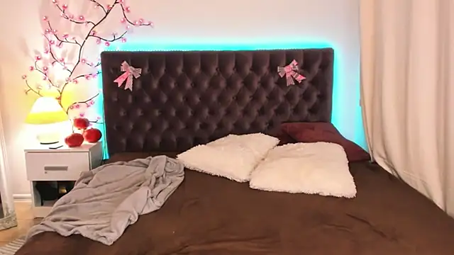 Snapshot of CurlyDreams chatting on 11/13/25, 02:10 CurlyDreams online show from 11/13/25, 02:10