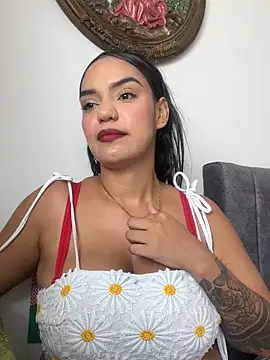 Snapshot of Sara-77 chatting on 12/18/25, 05:52 Sara-77 online show from 12/18/25, 05:52