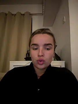 maisiesmithx online show from 10/26/25, 10:25