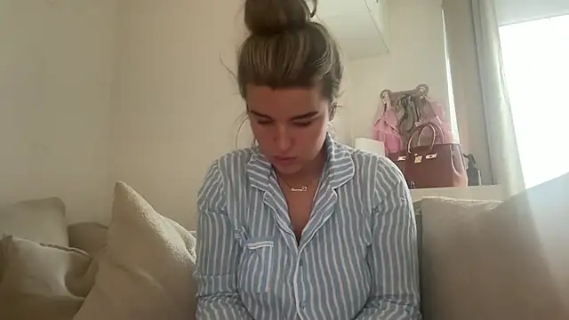 maisiesmithx online show from 10/28/25, 12:09