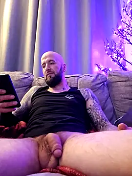 Snapshot of Beardedtattood chatting on 01/12/25, 02:24 Beardedtattood online show from 01/12/25, 02:24