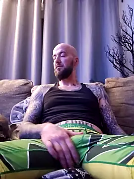 Snapshot of Beardedtattood chatting on 01/22/25, 03:31 Beardedtattood online show from 01/22/25, 03:31