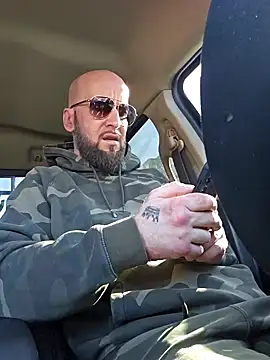 Snapshot of Beardedtattood chatting on 01/27/25, 04:33 Beardedtattood online show from 01/27/25, 04:33