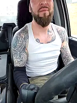 Snapshot of Beardedtattood chatting on 02/13/25, 04:17 Beardedtattood online show from 02/13/25, 04:17