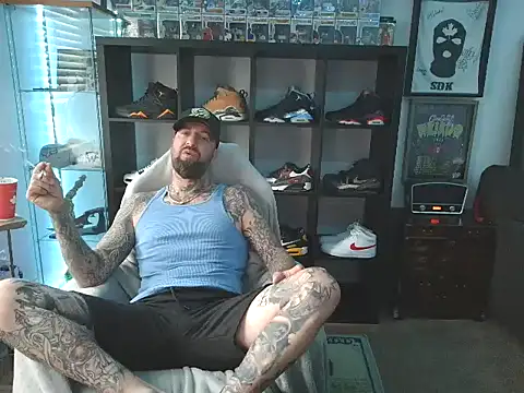 Snapshot of Beardedtattood chatting on 09/10/25, 12:16 Beardedtattood online show from 09/10/25, 12:16