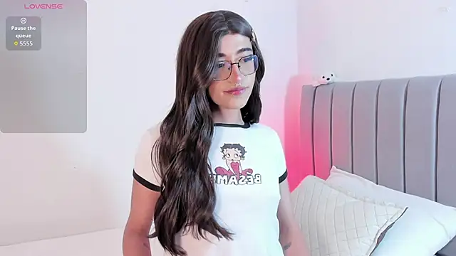 Snapshot of Lararose01 chatting on 11/10/25, 04:22 Lararose01 online show from 11/10/25, 04:22