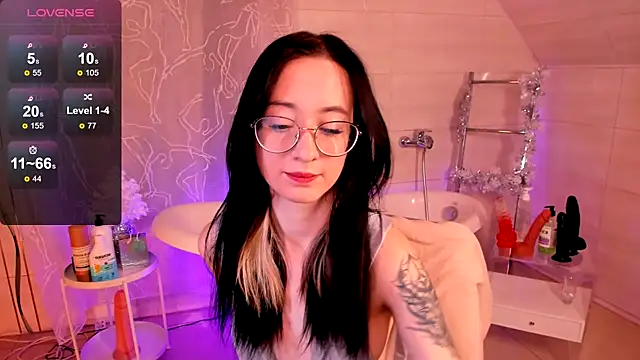Snapshot of Dark_Lola_ chatting on 12/17/24, 09:50 Dark Lola online show from 12/17/24, 09:50