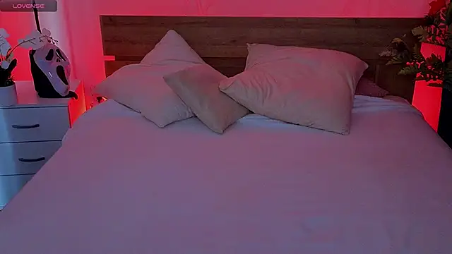 Snapshot of Dark_Lola_ chatting on 10/19/25, 02:23 Dark Lola online show from 10/19/25, 02:23