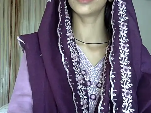 Snapshot of MAAYRA_09 chatting on 09/28/25, 10:42 MAAYRA 09 online show from 09/28/25, 10:42