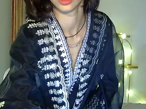 Snapshot of MAAYRA_09 chatting on 10/22/25, 12:27 MAAYRA 09 online show from 10/22/25, 12:27