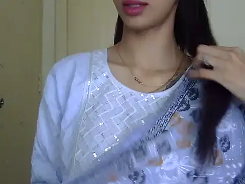Snapshot of MAAYRA_09 chatting on 04/30/26, 05:47 MAAYRA 09 online show from 04/30/26, 05:47