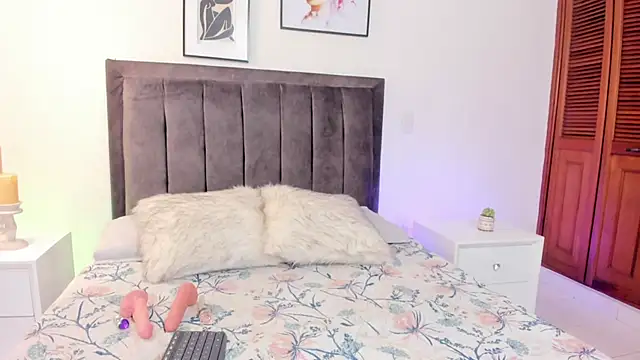 Snapshot of Sophia_Clark8 chatting on 02/11/25, 07:48 Sophia Clark8 online show from 02/11/25, 07:48