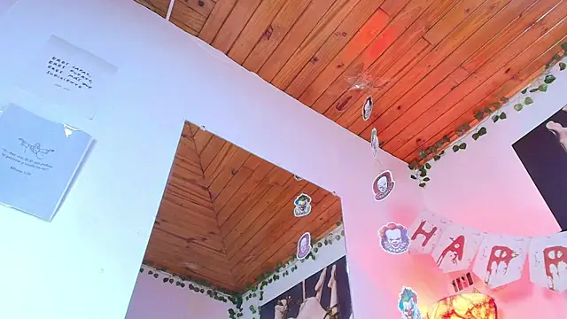 Snapshot of Naia_x chatting on 10/24/25, 07:54 Naia x online show from 10/24/25, 07:54