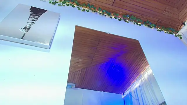 Snapshot of Naia_x chatting on 12/04/25, 08:17 Naia x online show from 12/04/25, 08:17