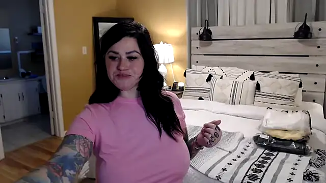 Snapshot of TexasTattooedHouseWife chatting on 03/04/25, 07:11 TexasTattooedHouseWife online show from 03/04/25, 07:11