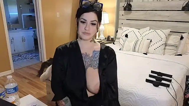 Snapshot of TexasTattooedHouseWife chatting on 03/12/25, 09:45 TexasTattooedHouseWife online show from 03/12/25, 09:45